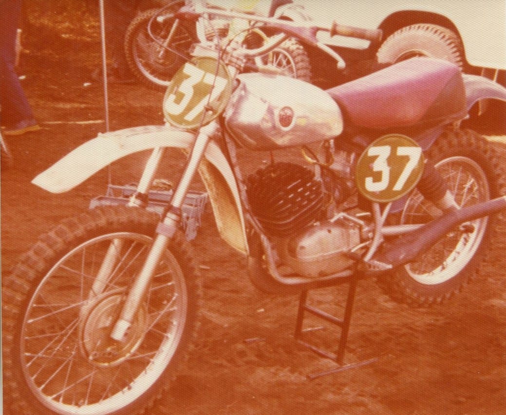 Vaakatasoon asennetut ilmaiskunvaimentimet. Tässä 250 cc tehdaspyörässä 1975