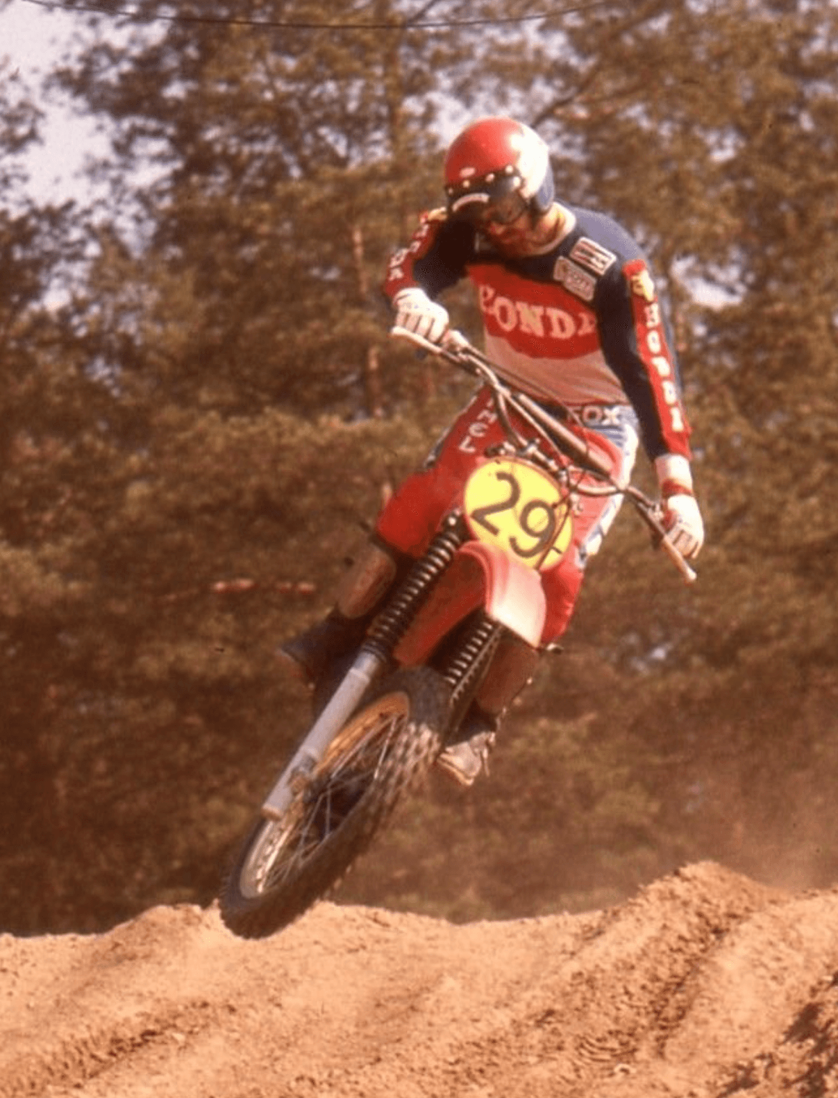 Brad Lackey hypyttää tehdas Hondaansa Ruskesannalla 1978