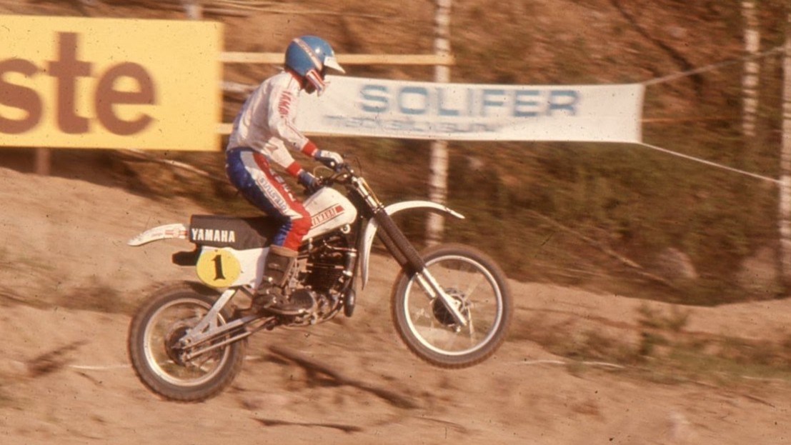 Palaa ajassa taaksepäin