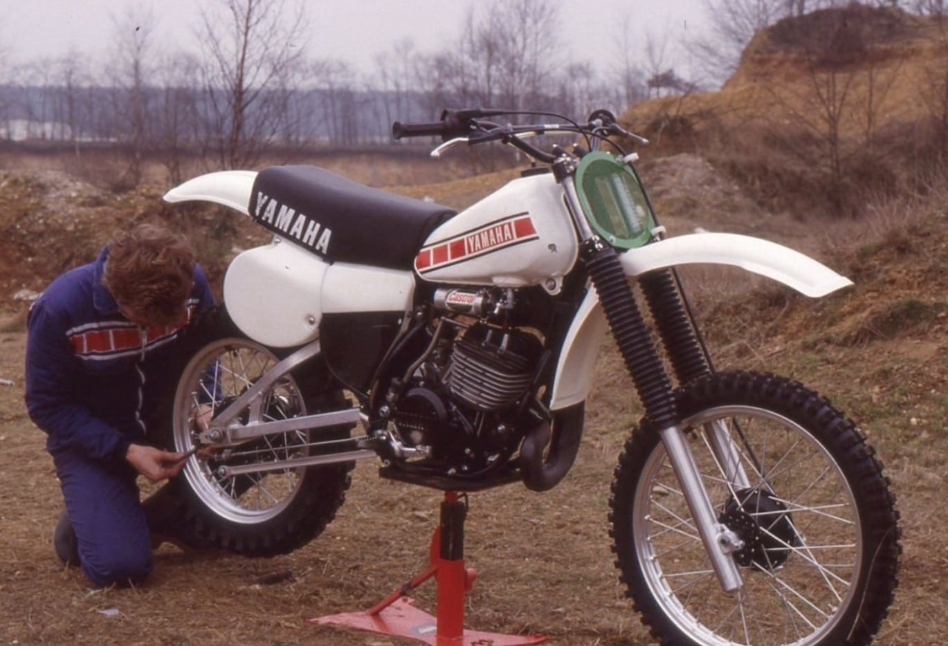 Yamaha menestyi monojousituksella. Kuvassa Neil Hudsonin pyörä Belgian harjoituksissa 1980.