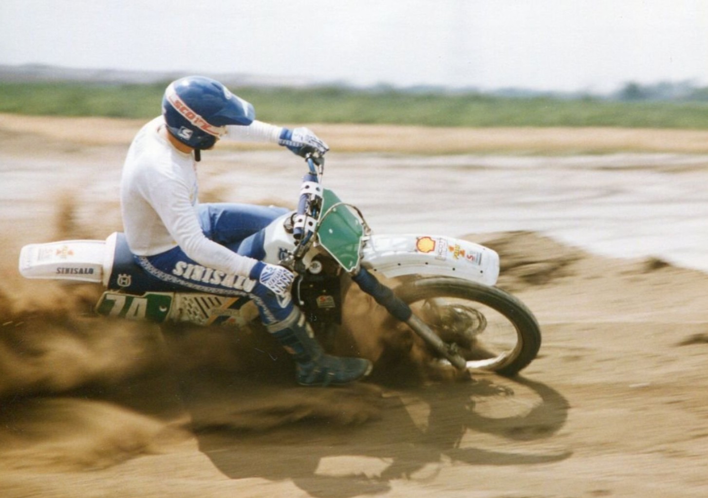 Simo Taimi hiomassa ajotaitojaan Lommelin vaativassa hiekassa vuonna 1986.